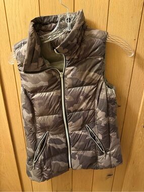 Women's Camouflage Quilted Puffer Vest - Gray